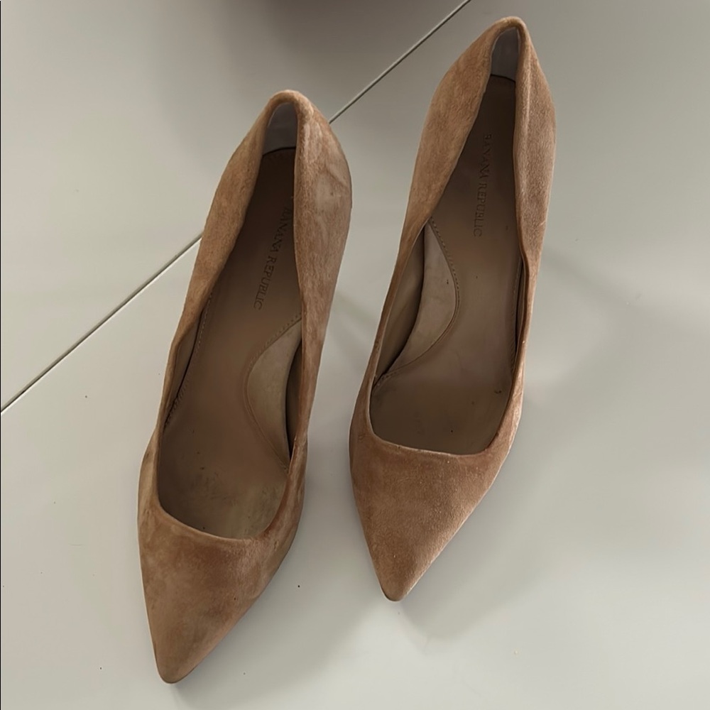 Banana Republic Tan Suede Heels Classic Pointed-Toe Design